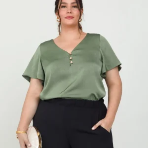 BLUSA MANGA CORTA TALLAS GRANDES EN TELA SATINADA CON EFECTO Y BOTONES DORADOS